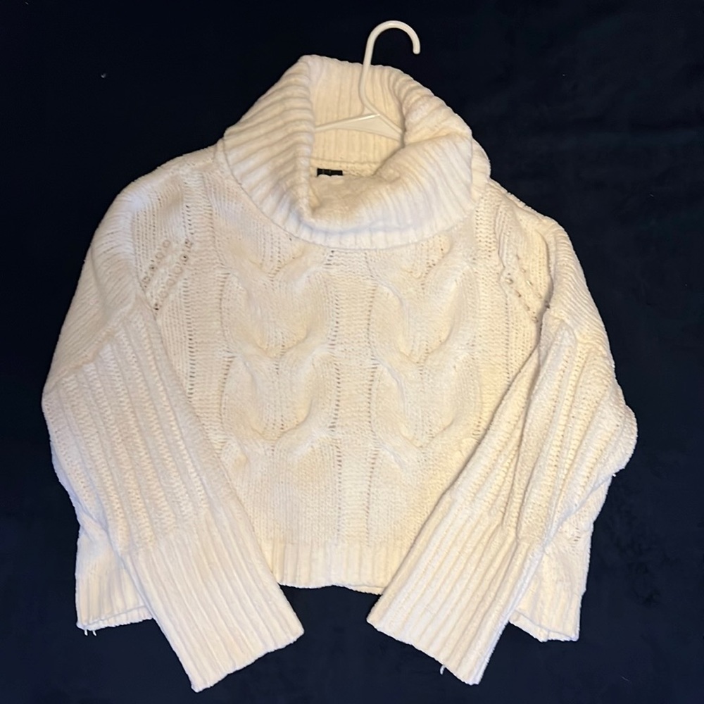 Medium White moon and Madison slightly cropped sweater turtleneck.